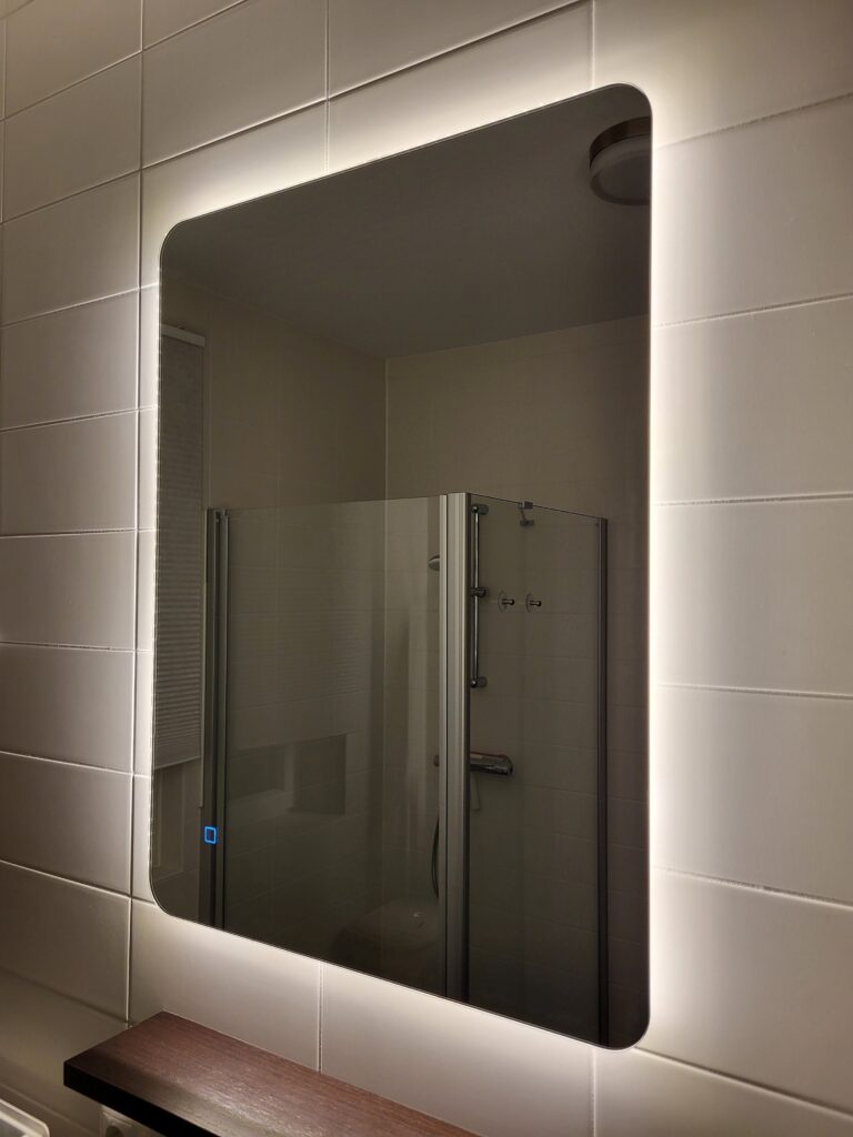 Badkamerspiegel Malaga 80×60 – Modern Design met Indirecte LED-Verlichting sfeer impressie