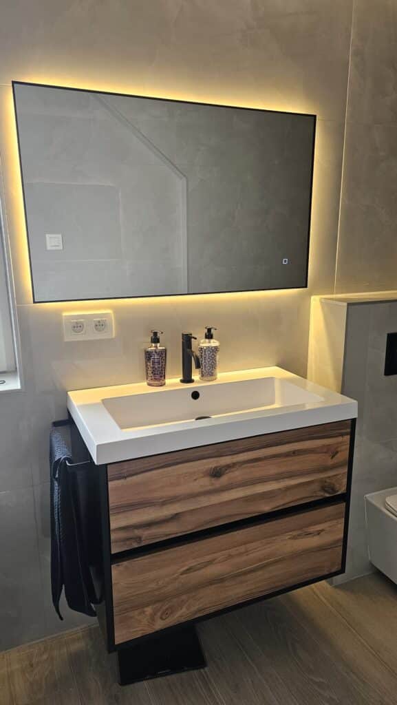 Badkamerspiegel Sorento 100x60, met zwarte lijst, sfeer klant meubel (3)