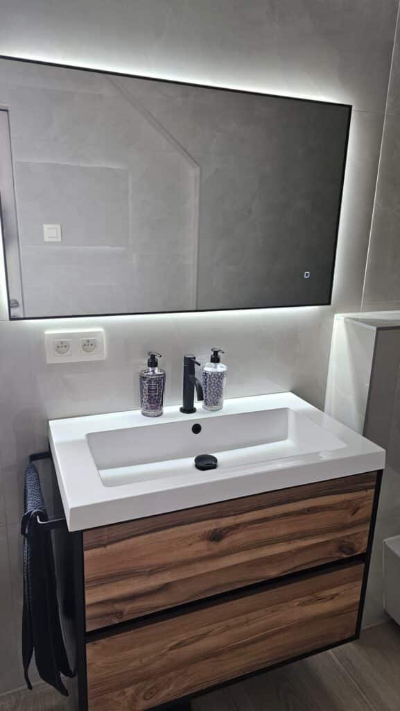 Badkamerspiegel Sorento 100x60, met zwarte lijst, sfeer klant meubel (4)