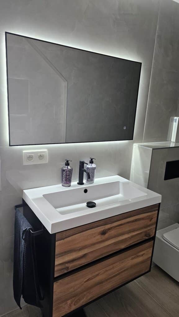 Badkamerspiegel Sorento 100x60, met zwarte lijst, sfeer klant meubel