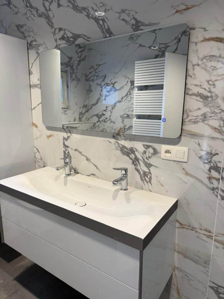 Badkamerspiegel malaga sfeer impressie marmerlook (1)