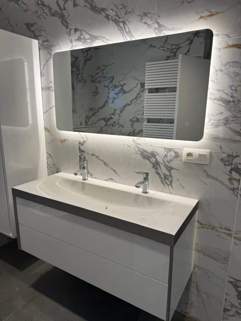 Badkamerspiegel malaga sfeer impressie marmerlook (2)