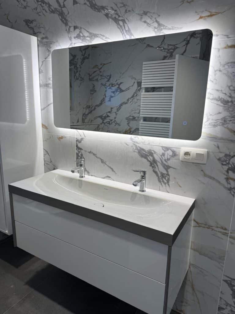 Badkamerspiegel malaga sfeer impressie marmerlook (3)