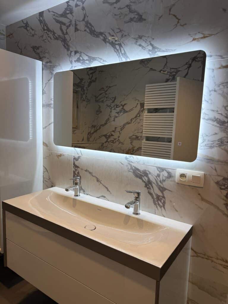 Badkamerspiegel malaga sfeer impressie marmerlook (4)