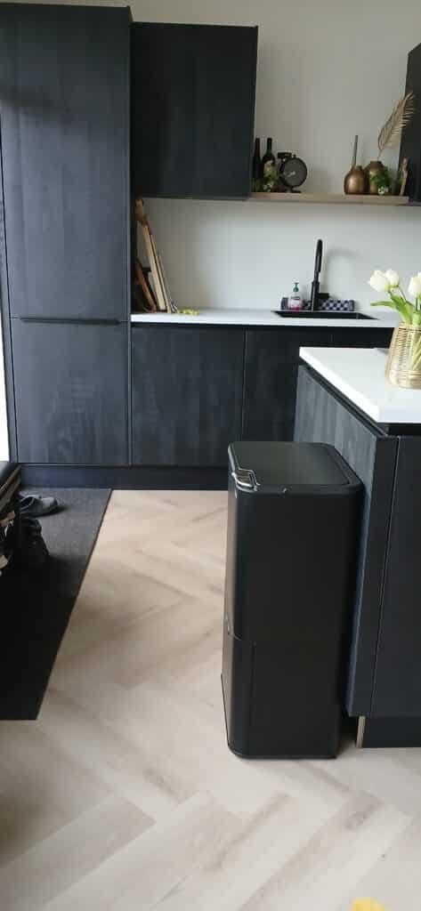 Prullenbak Vanessa 60L – 3 Compartimenten met Geurfilter impressie met donkere keuken (2)