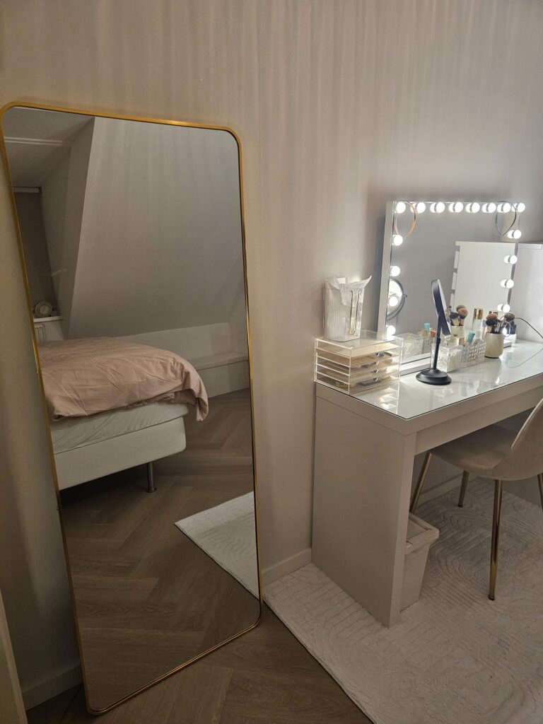 Passpiegel Elegancia goud naast makeup tafel