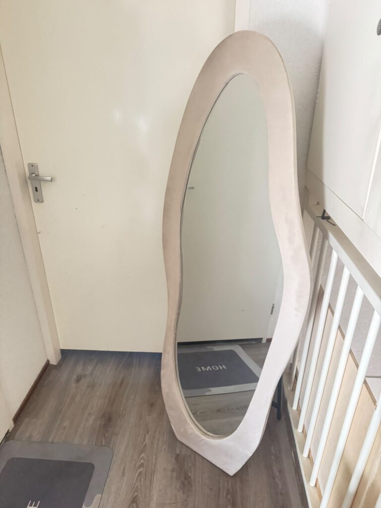 Passpiegel Velanto crème bij de trap