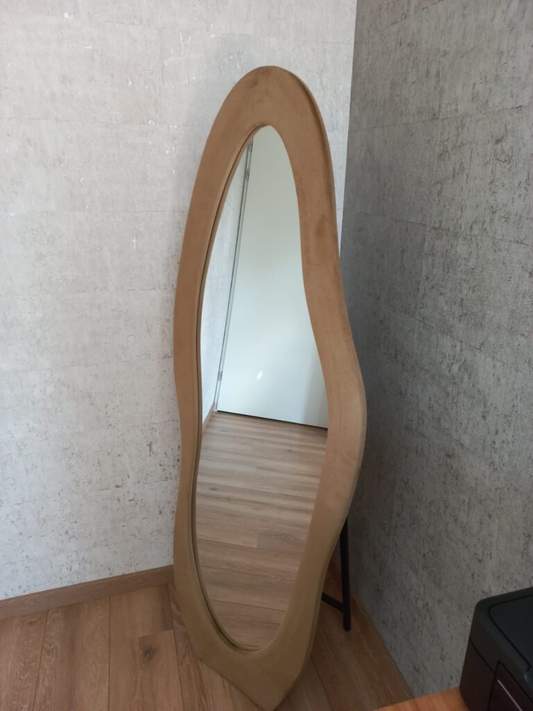 Passpiegel Velanto taupe in de hoek (1)