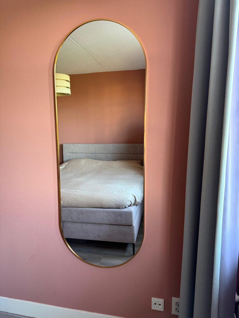 Passpiegel Ovalo goud impressie slaapkamer