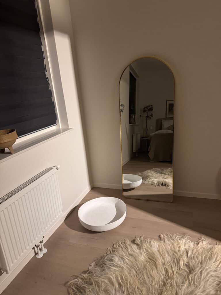 Passpiegel Elegancia goud naast makeup tafel