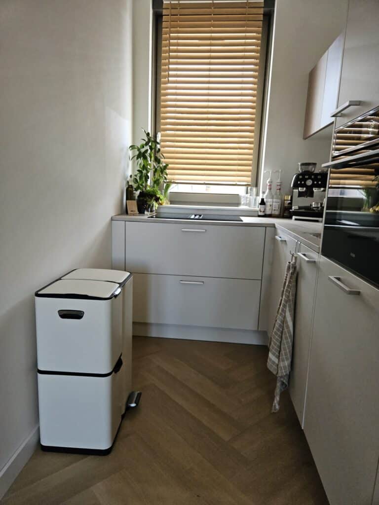 Prullenbak Cairo 60L Crème – Afvalscheiding met 3 Compartimenten in keuken afstand