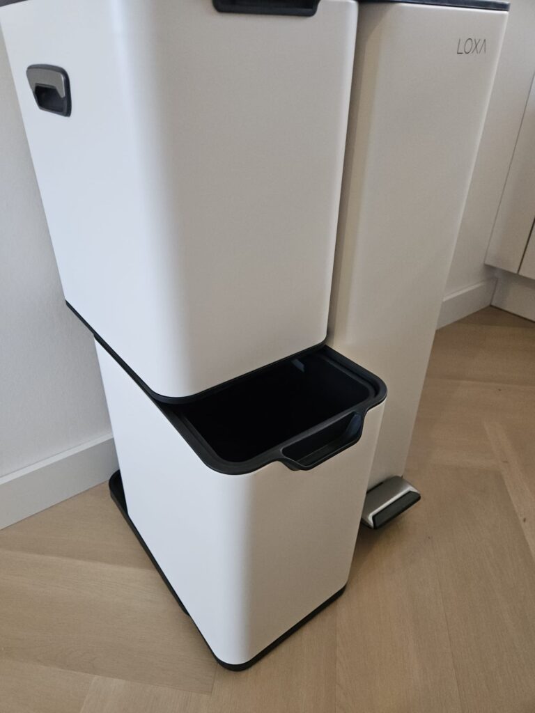 Prullenbak Cairo 60L Crème – Afvalscheiding met 3 Compartimenten vooraanzicht sfeer klant geopend