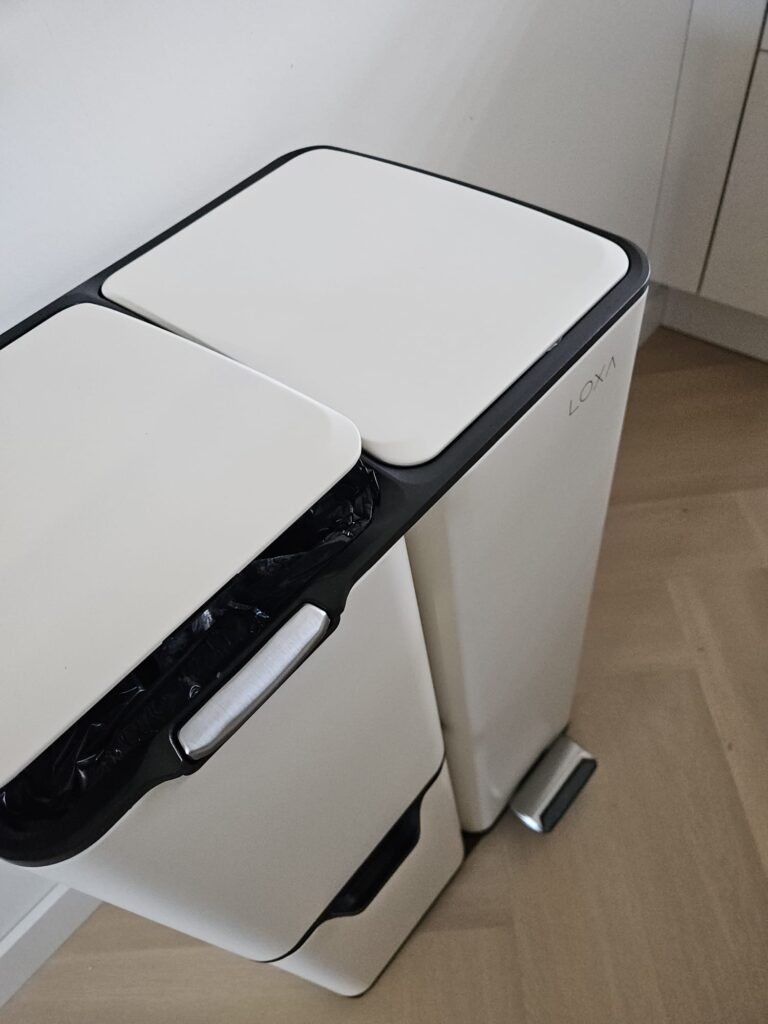 Prullenbak Cairo 60L Crème – Afvalscheiding met 3 Compartimenten sfeer zijprofiel open deksel