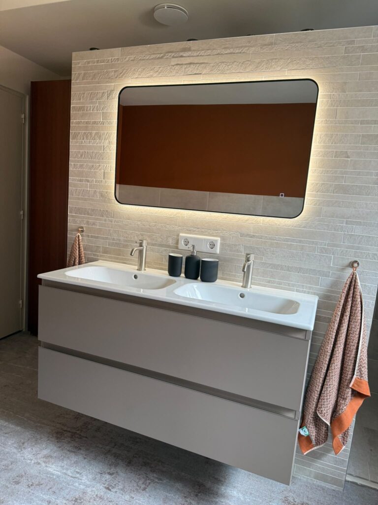 Badkamerspiegel Valencia 100x60 met zwarte lijst klant 1100032 (1)