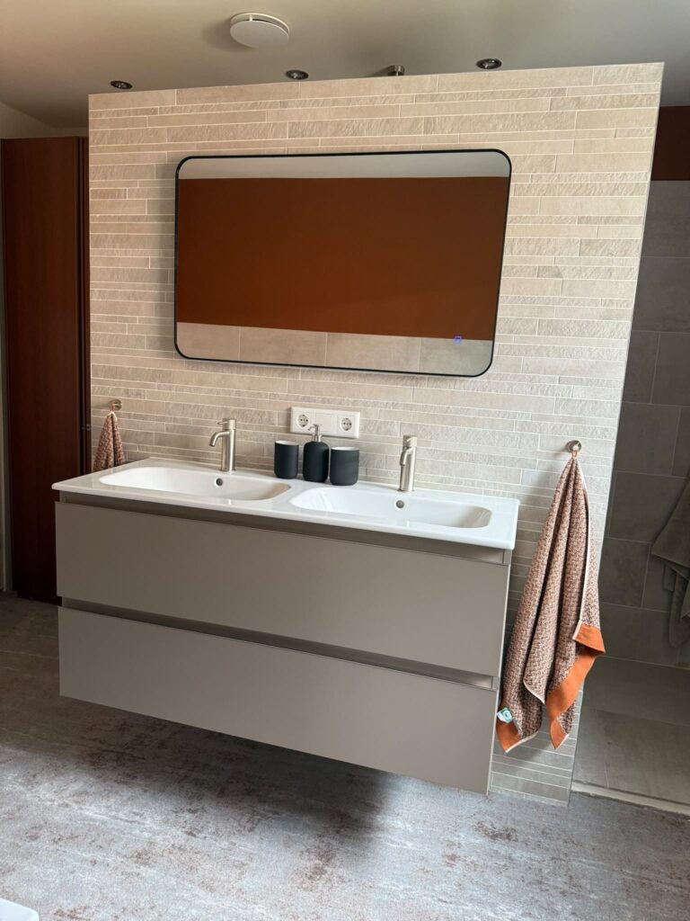 Badkamerspiegel Valencia 100x60 met zwarte lijst klant 1100032 (2)