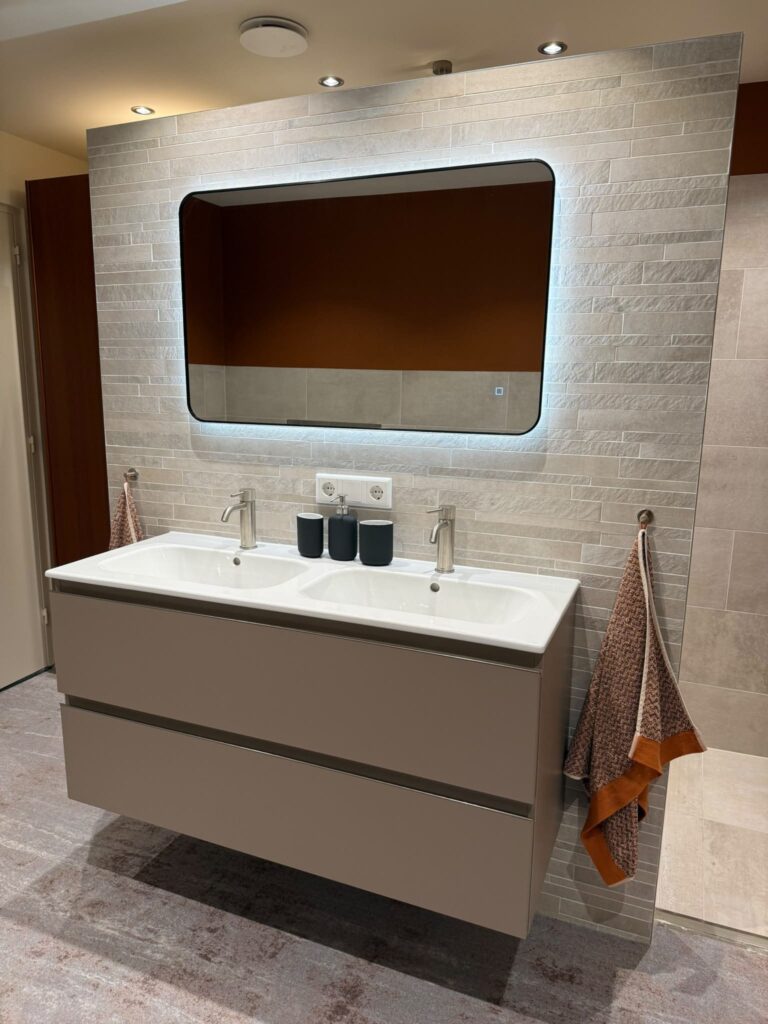Badkamerspiegel Valencia 100x60 met zwarte lijst klant 1100032 (3)
