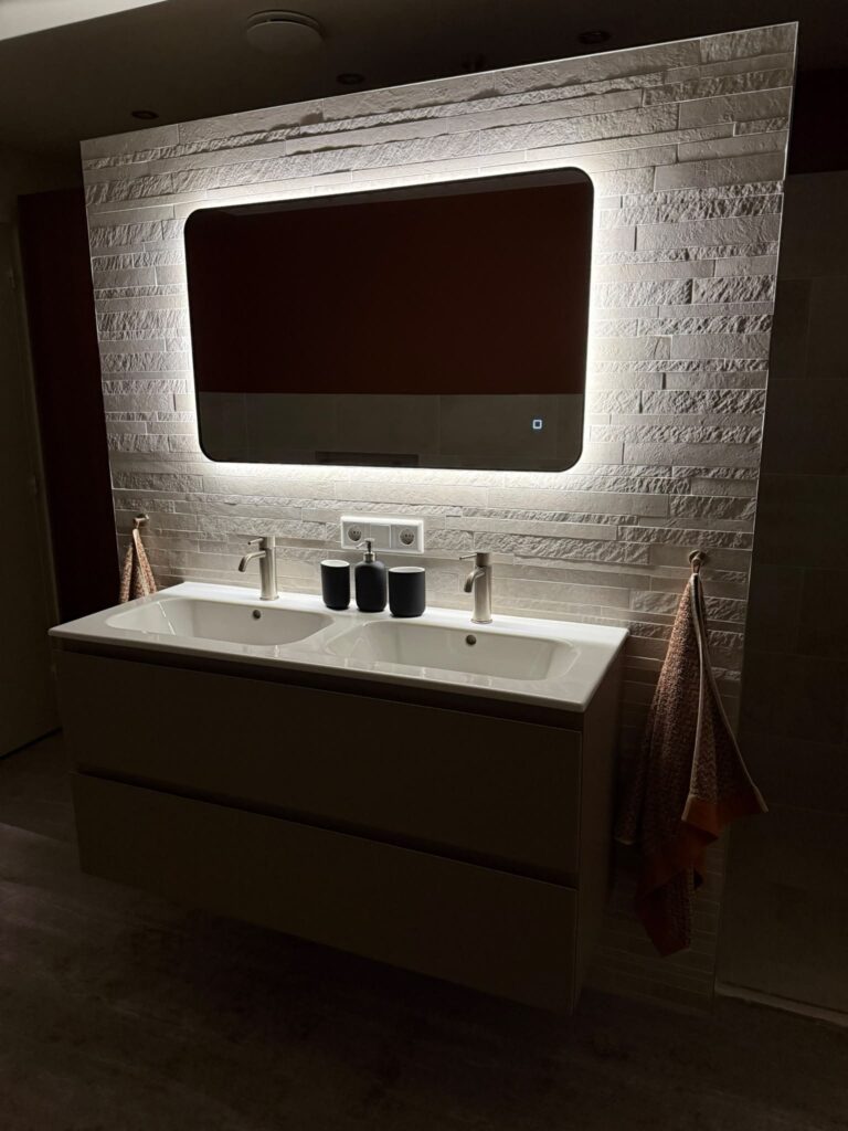 Badkamerspiegel Valencia 100x60 met zwarte lijst klant 1100032 (4)