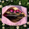 Roze La Lunore Bubblegum toilettas met gele ruitjes voering, open met stylingtools en accessoires