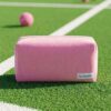 Roze La Lunore Bubblegum toilettas op groen kunstgras met witte lijnen